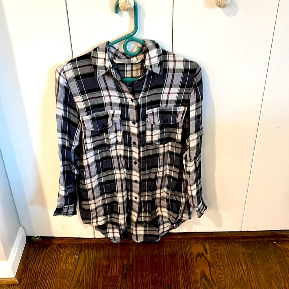 Size small.  Cupcakes and Cashmere plaid dressy shirt.  Not your typical flannel